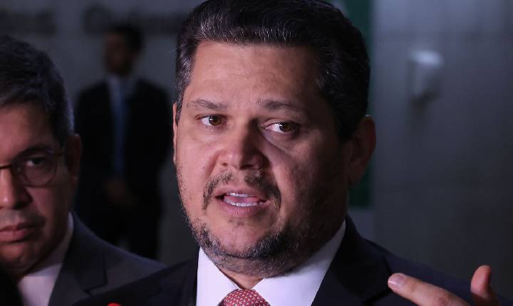 Alcolumbre mantém PEC 6x1 travada em semana esvaziada no Senado