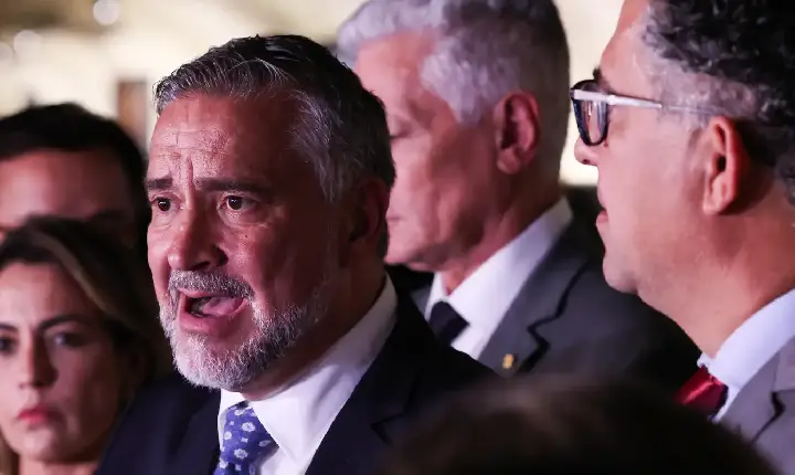 Base do governo pede indiciamento de Bolsonaro na CPMI do INSS