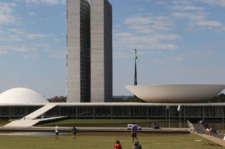 Calendário especial pode acelerar votação da PEC do fim da escala 6x1