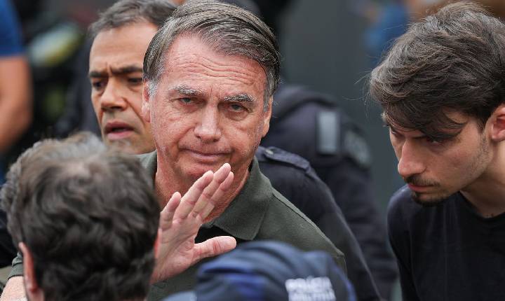 Delegado pede ao STF para ouvir Bolsonaro sobre arma apreendida
