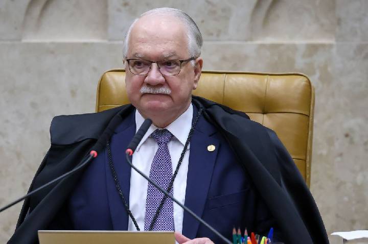 Fachin nega pedido para afastar Dino de ações sobre Flávio Bolsonaro