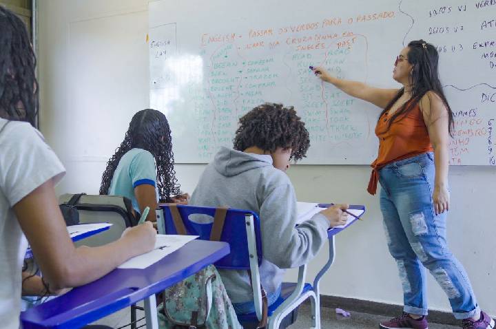 Flávio quer escolas militares; Lula propõe ampliar educação integral