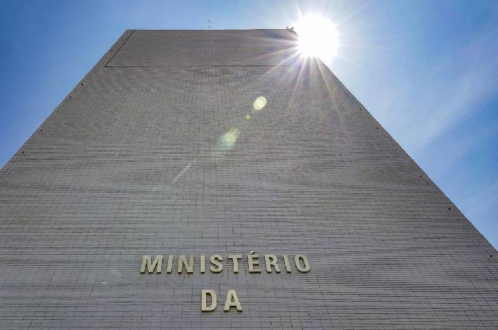 Governo bloqueia R$ 22,1 bi do Orçamento de 2026