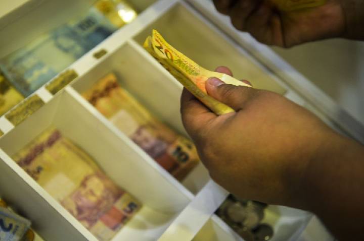 INPC tem variação negativa em agosto e soma 3,98% em 12 meses