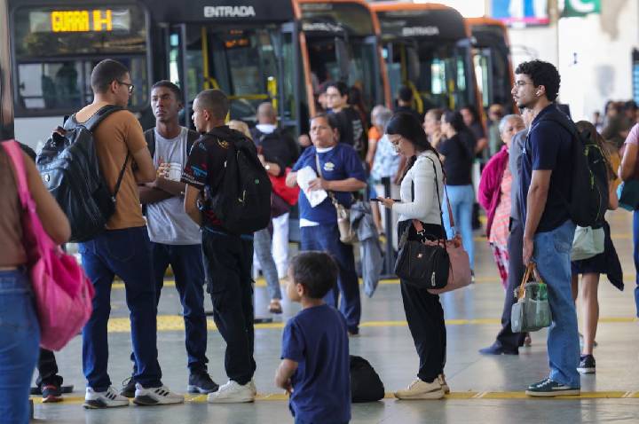 Setor de serviços fica estável em julho e sobe 2,4% em 12 meses