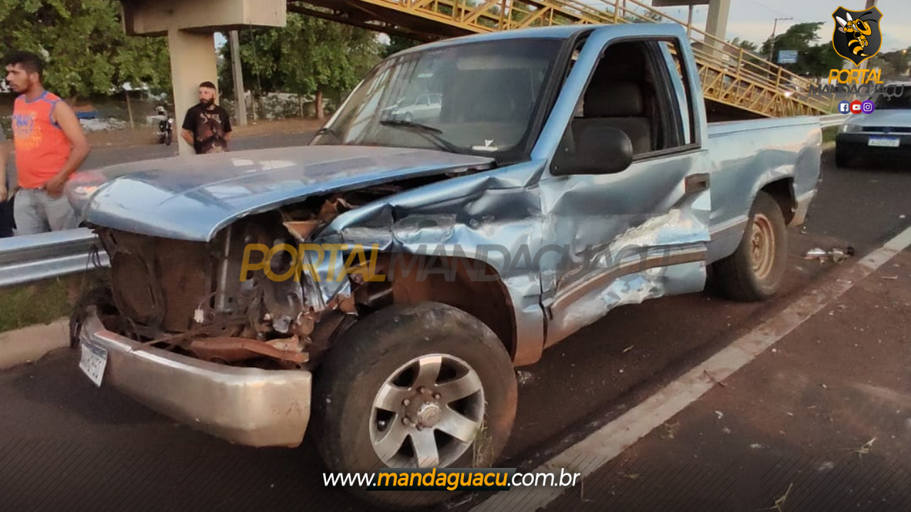 Após estouro de pneu, caminhonete perde a direção e colide contra barreira de proteção em Mandaguaçu