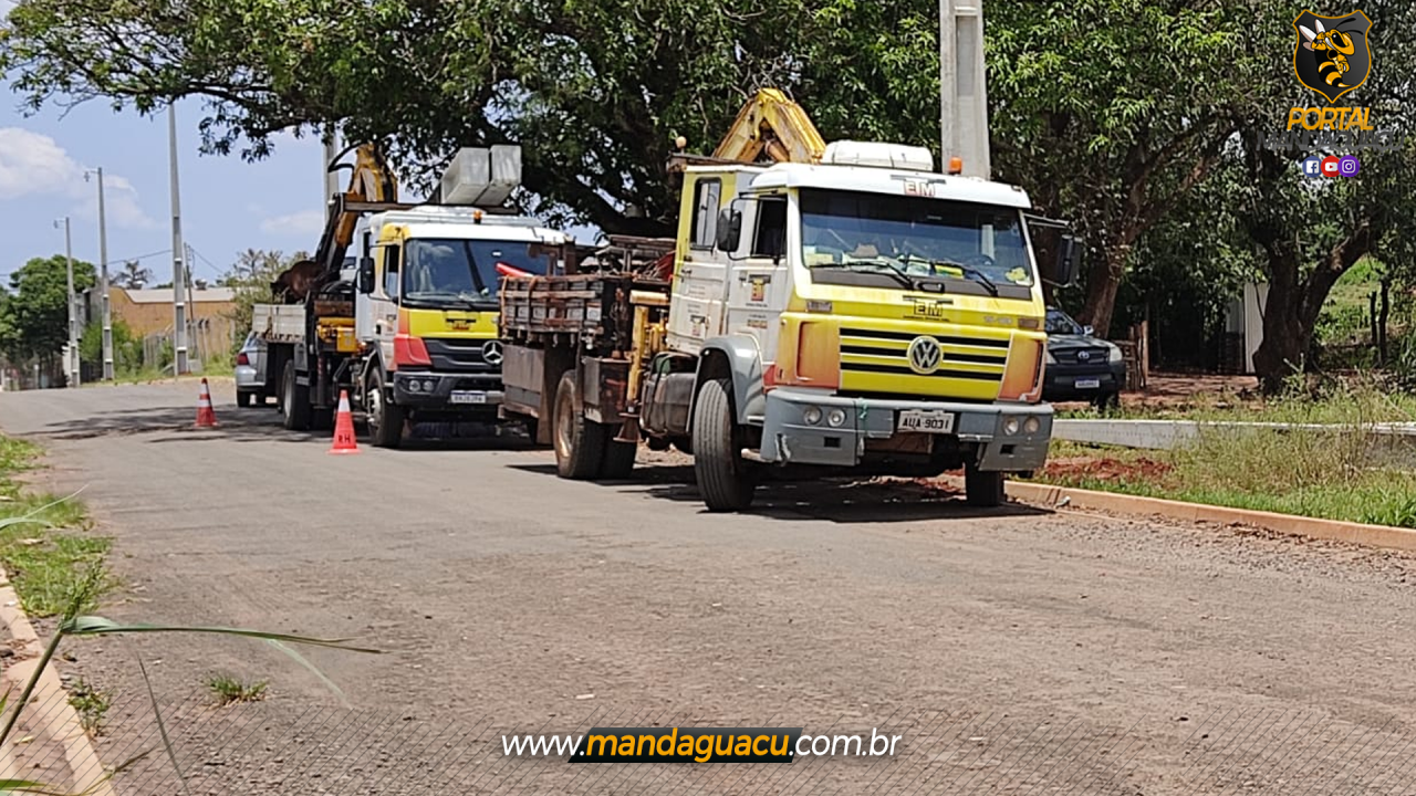 Copel trabalha para retirar postes do centro da marginal da PR-552 em Mandaguaçu