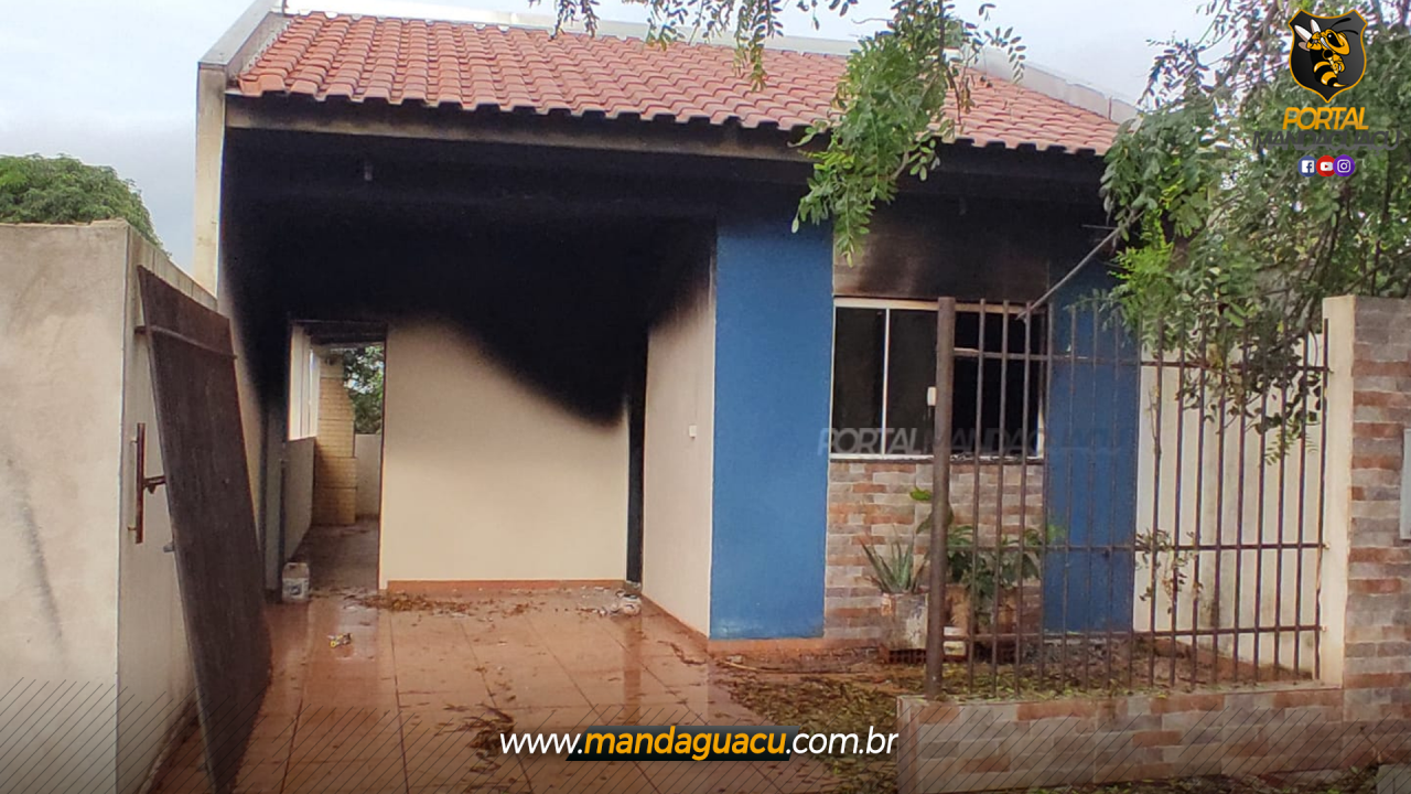 Residência é alvo de incêndio criminoso em Mandaguaçu