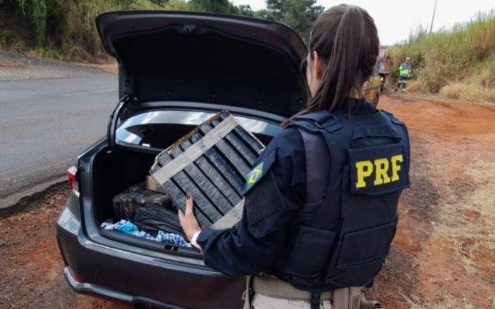 PRF apreende veículo de Mandaguaçu com 235 quilos de maconha