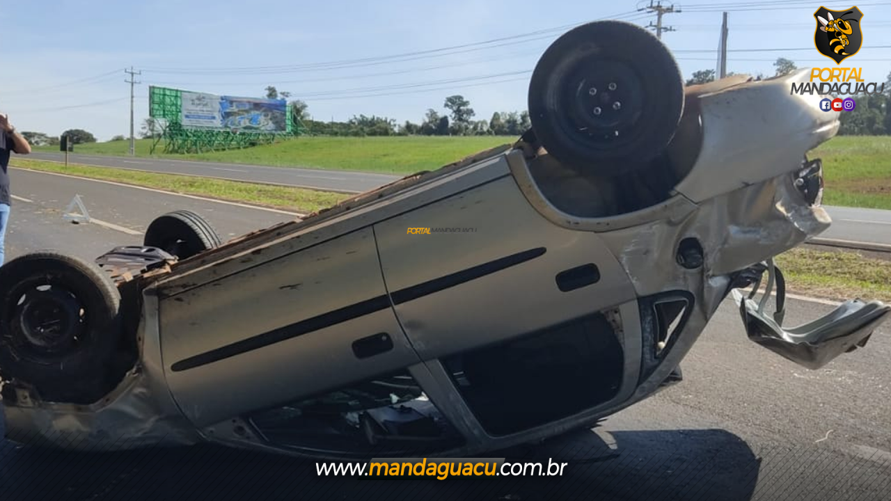 Mulher fica ferida após capotamento entre Mandaguaçu e Iguatemi