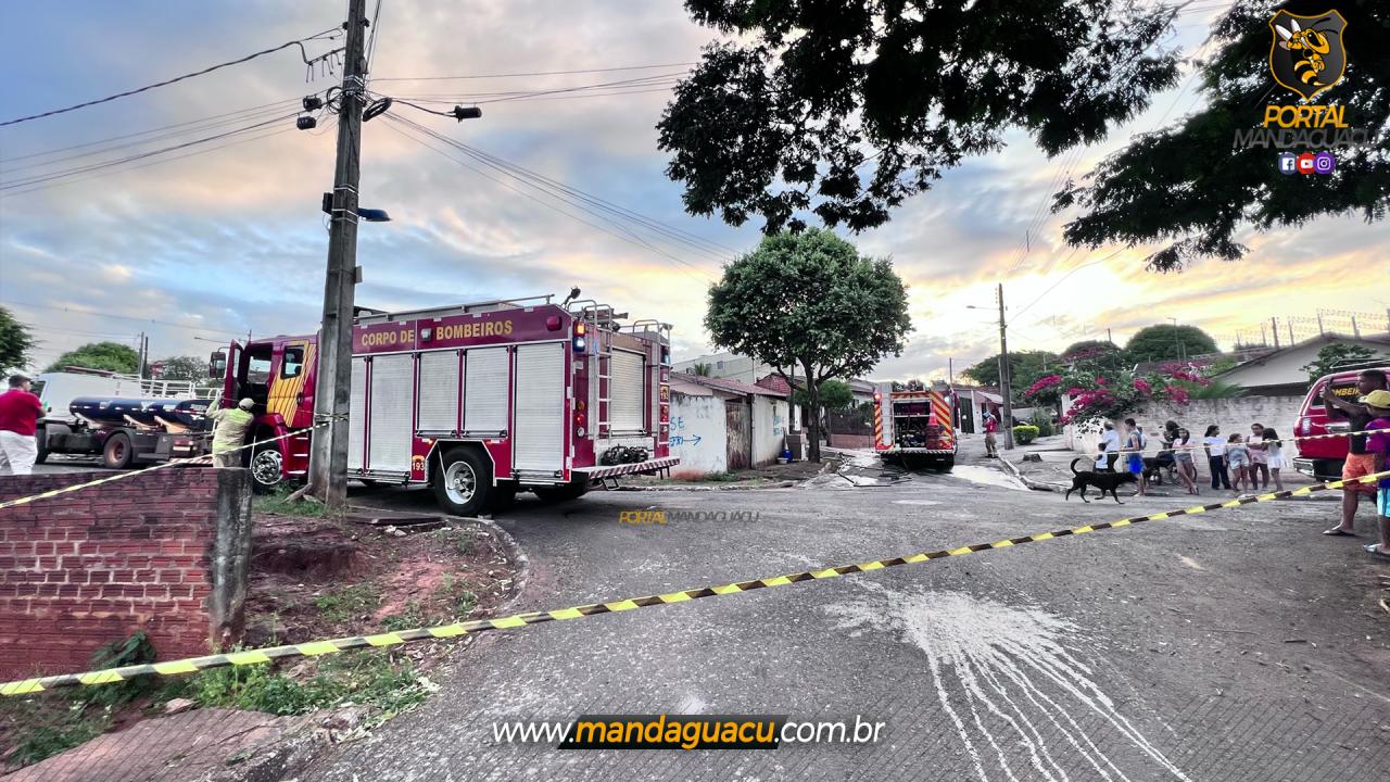 INCÊNDIO EM RESIDÊNCIA MOBILIZA EQUIPES DO CORPO DE BOMBEIROS EM MANDAGUAÇU