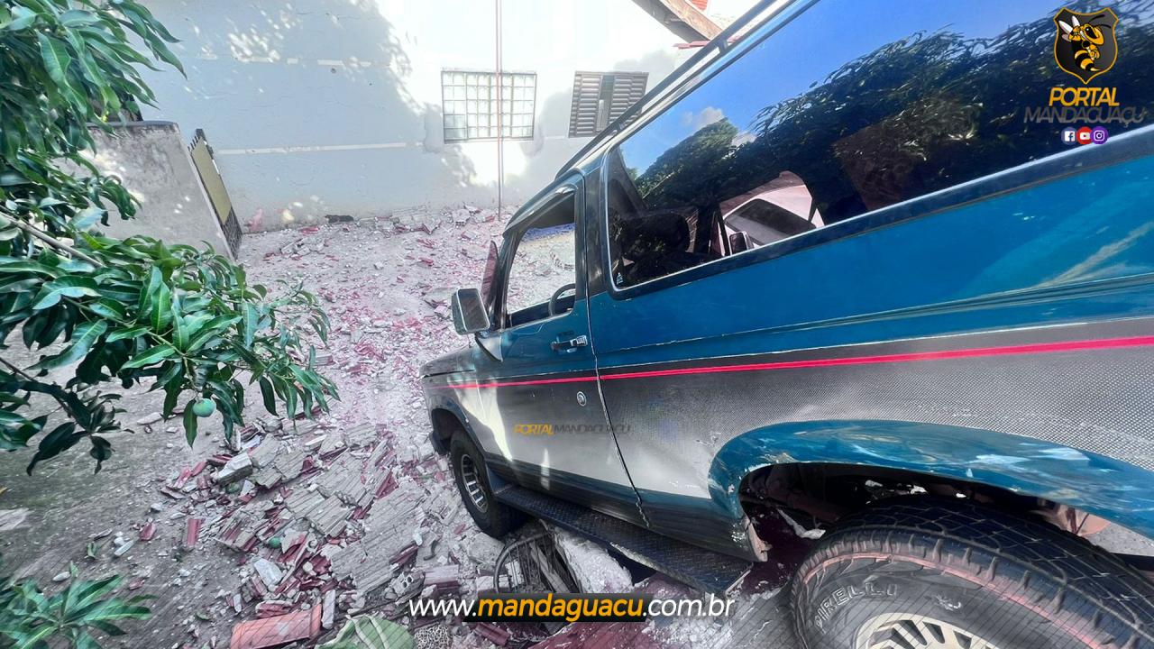 Acidente na Vila Guadiana: Blazer Deluxe Invade Residência Após Colisão, Passageira Ferida