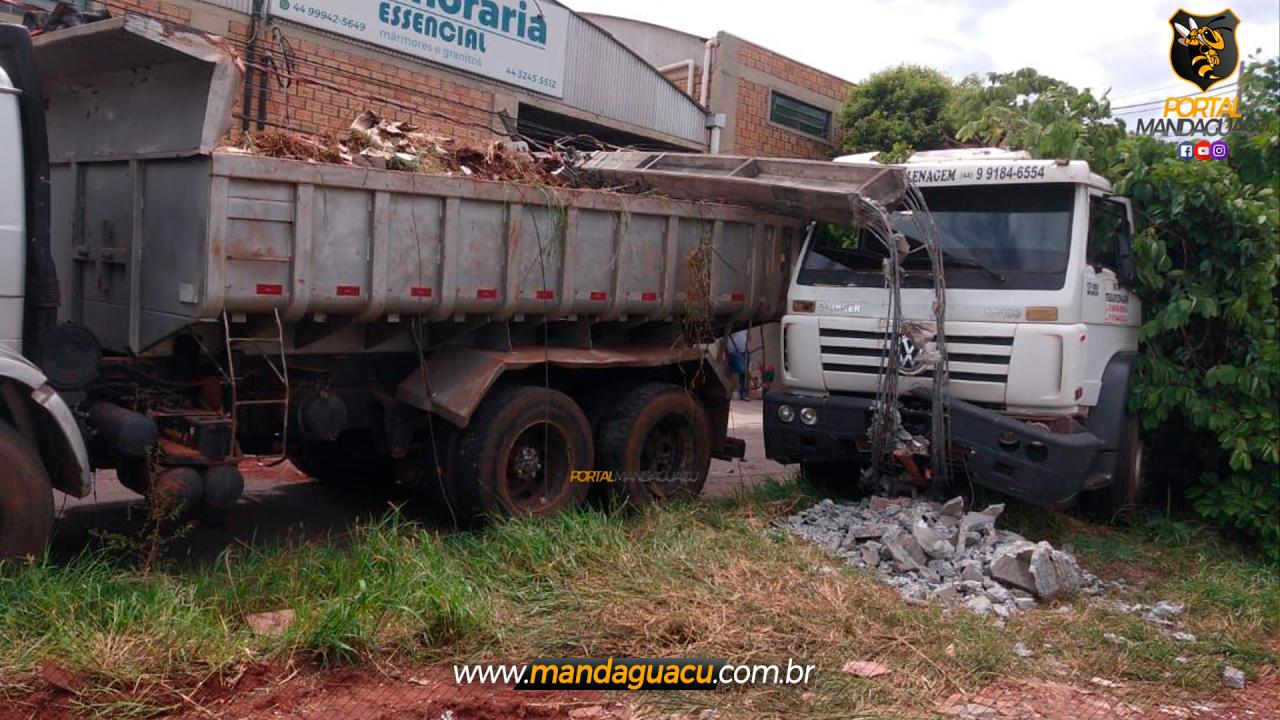 ACIDENTE EM MANDAGUAÇU: CAMINHÃO PERDE FREIO E COLIDE CONTRA POSTE DE ENERGIA NA RUA MARISA PINELLE