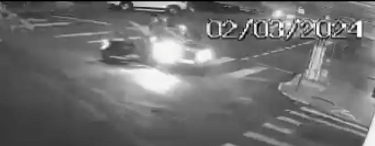 ACIDENTE NO CENTRO DE MANDAGUAÇU DEIXA MOTOCICLISTA FERIDO