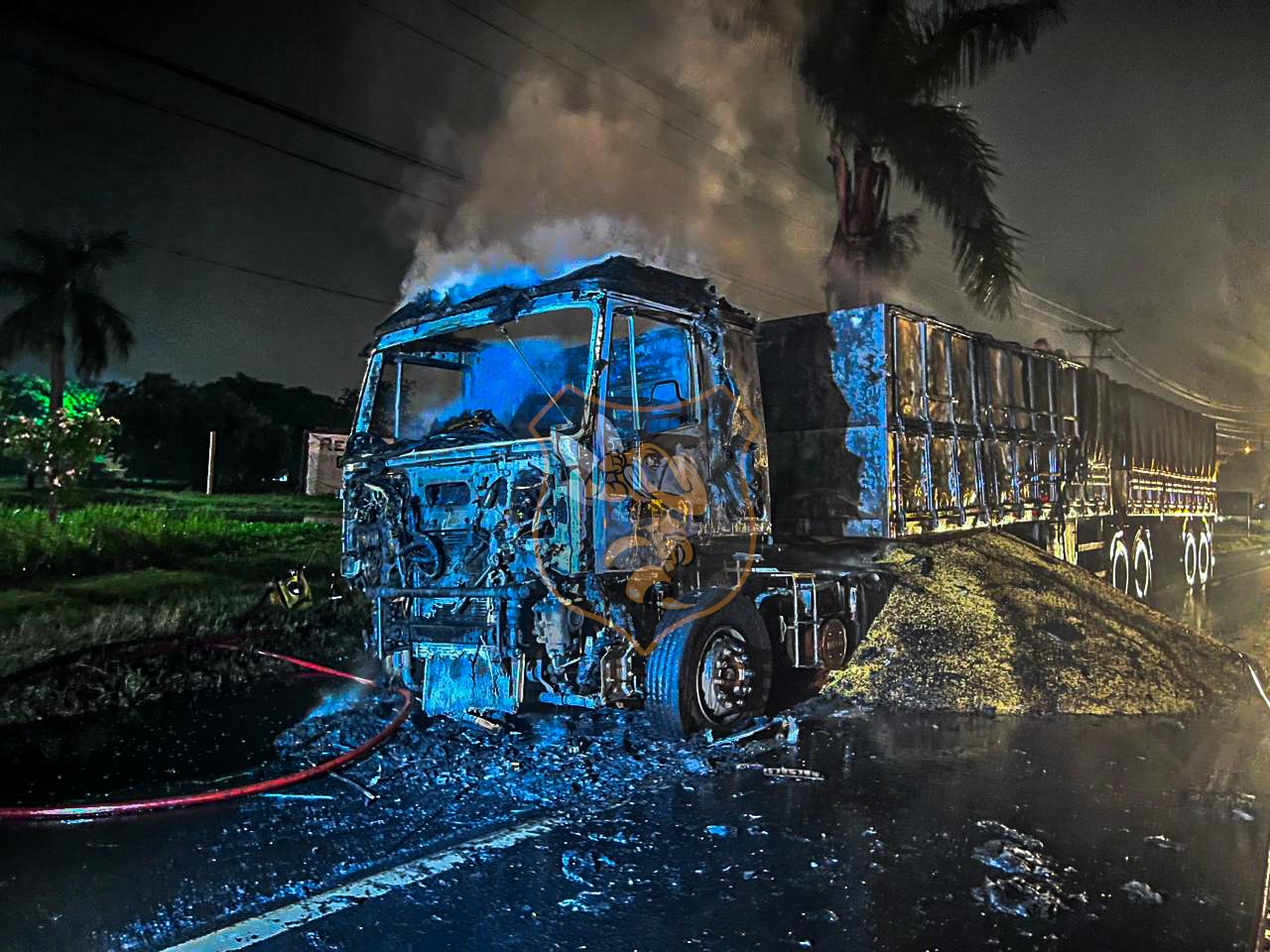  Bi-trem carregado de soja pega fogo na BR-376 em Mandaguaçu 