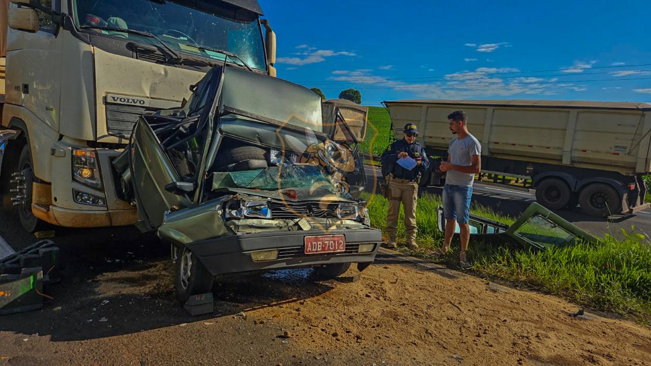 Tragédia na BR-376: Motorista morre em acidente envolvendo dois caminhões